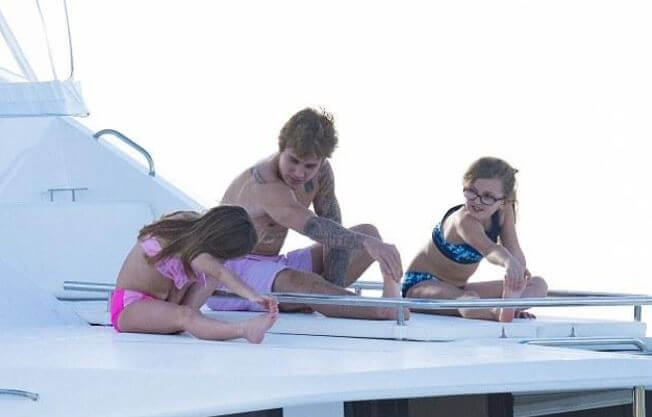 Justin Bieber teaching his sisters Allie Bieber and Jazmyn Bieber Yoga poses
